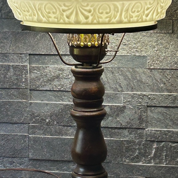 Milk glass table lamp with wood base. - Picture 8 of 8